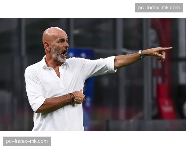 镜头捕捉:AC米兰一次精妙肋部撞墙配合后,皮奥利在场边挥拳庆祝